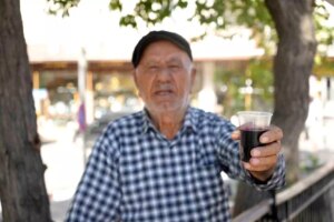 86 yasindaki usta 40 yildir dogal karadut suyu satiyor TD95W4ag.jpg