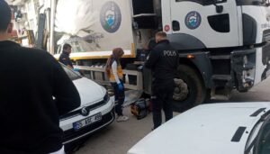 samsunda temizlik kamyonunun altinda kalan yaya oldu KDs9VlSS.jpg