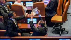 trump konusuyordu israil meclisinde filistini taniyin pankarti acildi 1b43HB8h.jpg